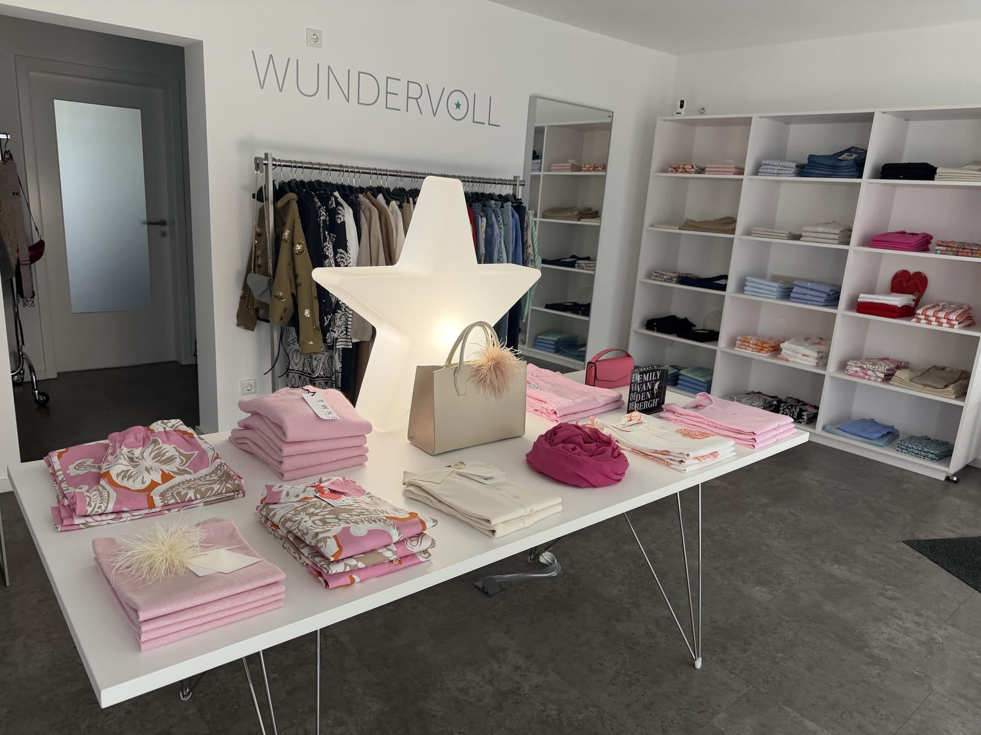 Rosa Accessoires und Stern-Lampe im Laden