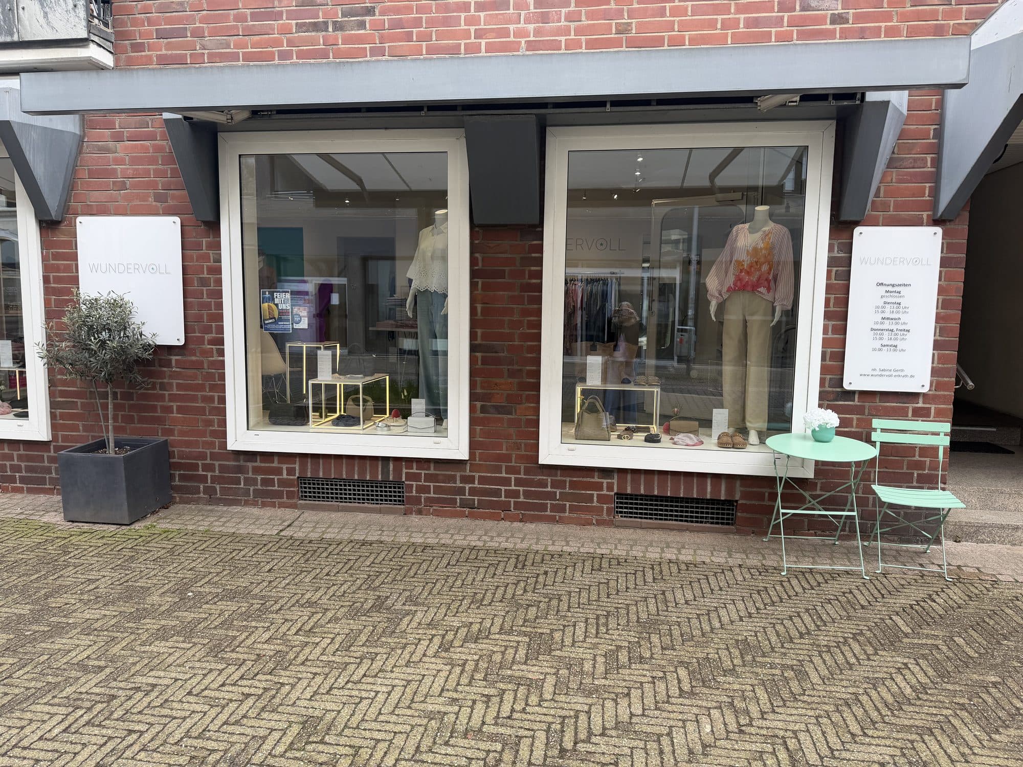 Wundervoll Erkrath – Schaufenster von außen mit Mannequin