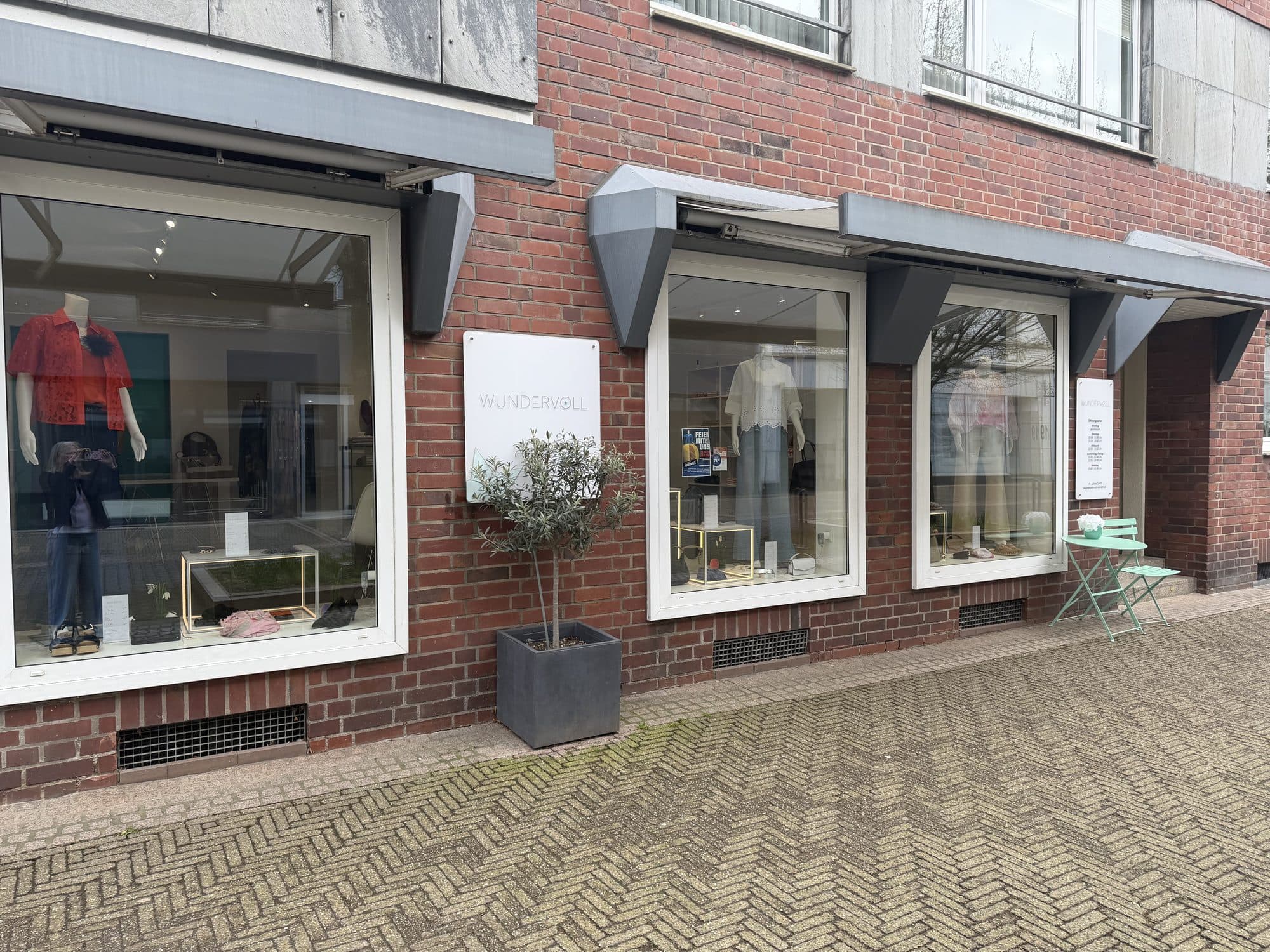 Wundervoll Erkrath – Außenansicht mit Olivenbaum